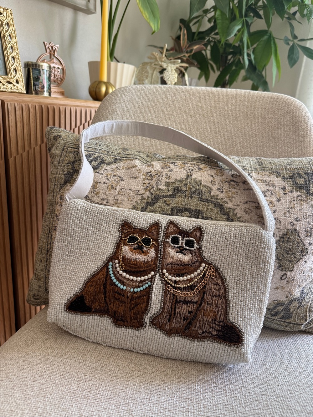 Embroidered Cat Pearl-Detail Shoulder Bag in Cream